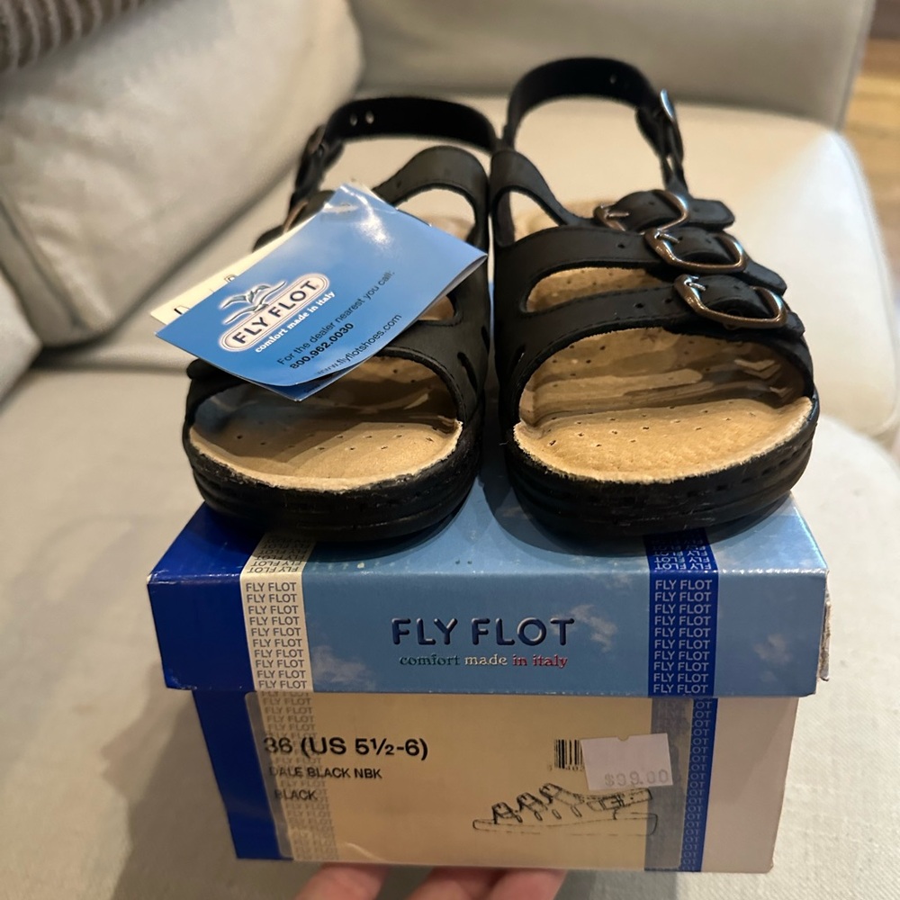 Women’s Fly Flot black leather sandals